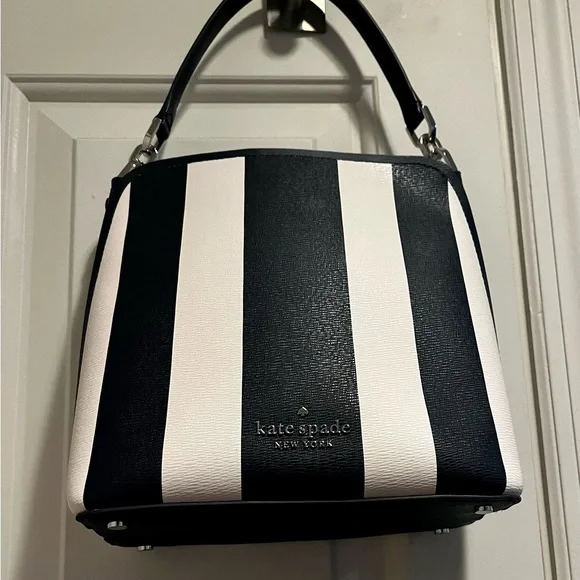 NWOT Spade ♠️ bucket bag striped navy blue and white - Picture 4 of 16